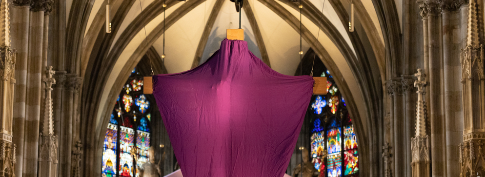 Verhülltes Kreuz mit Fastentuch / Erzdiözese Wien/ Stephan Schönlaub, Erzdiözese Wien/ Stephan Schön Verhülltes Kreuz im Stephansdom, Karwoche, Fastentuch, Riesen-Pullover, Erich Wurm